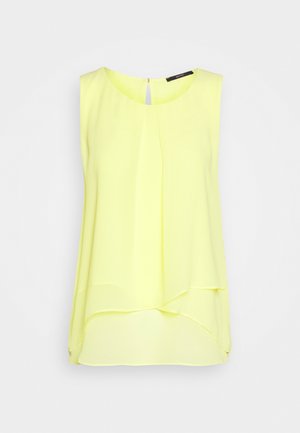 Mouwloze lichtgele chiffonblouse met gelaagde voorkant, ronde halslijn en een sleutelgatritssluiting aan de achterkant.