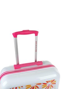 Maleta con ruedas de exterior blanco brillante, asa rosa y un diseño floral llamativo con flores amarillas y naranjas. Cierre con cremallera.