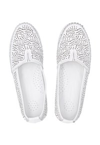 Bílé slip-on boty s perforovanými detaily, zaoblenou špičkou a texturovanou podrážkou pro lepší grip. Jednoduchý, nízkoprofilový design bez viditelného kování.