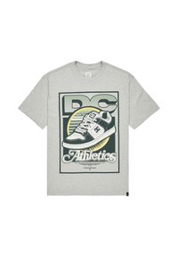 Szara bawełniana koszulka z grafiką przedstawiającą buty marki DC z żółtymi i ciemnozielonymi akcentami oraz napisem "Athletics" w stylizowanej czcionce.