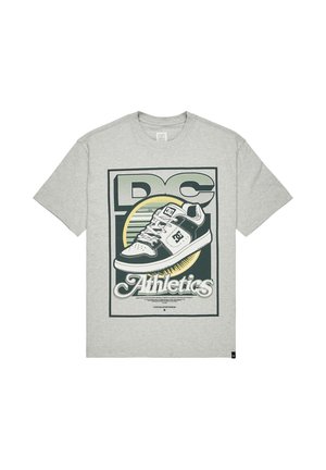 Szara bawełniana koszulka z grafiką przedstawiającą buty marki DC z żółtymi i ciemnozielonymi akcentami oraz napisem "Athletics" w stylizowanej czcionce.