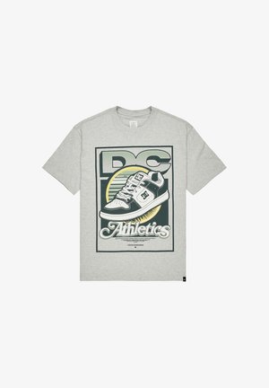 Szara bawełniana koszulka z grafiką przedstawiającą buty marki DC z żółtymi i ciemnozielonymi akcentami oraz napisem "Athletics" w stylizowanej czcionce.