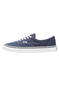 Mørkeblå kanvas sneakers med hvite snører, gummisåle og svart stripe. Har et lite logoetikett på siden og hvit indre fôr.