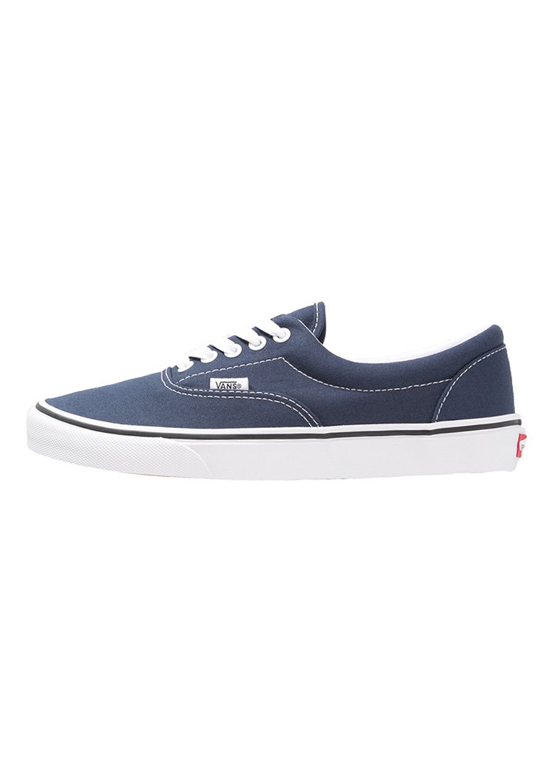 Mørkeblå kanvas sneakers med hvite snører, gummisåle og svart stripe. Har et lite logoetikett på siden og hvit indre fôr.