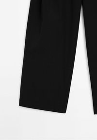 Pantalons noirs à jambes larges en tissu lisse, avec une taille confortable et des ourlets propres, présentant un design minimaliste sans motifs visibles.