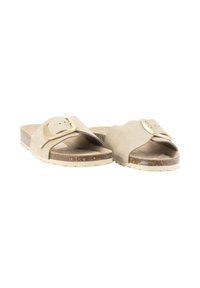 Chanclas deslizantes beige con una tira ancha y un hebilla en tono dorado. Fabricadas con material suave, cuentan con una suela texturada para mayor agarre.