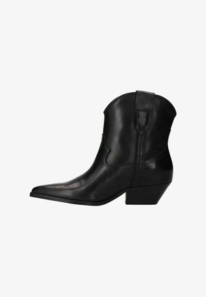 Botte de cowboy en cuir noir avec un bout pointu, un talon bas empilé et une couture détaillée sur la tige. Texture lisse avec des languettes.