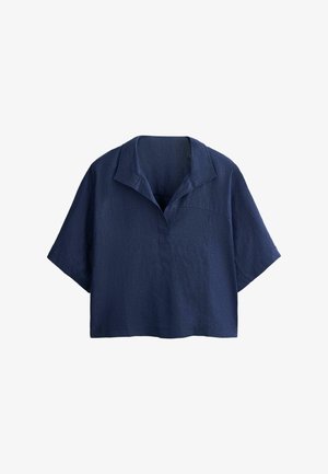 Marineblauwe blouse met korte mouwen, een losse pasvorm en een open kraag, gemaakt van lichtgewicht textuurstof.