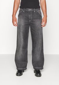 Vidjejeans i mörkgrå denim med kontrastsöm, femfickorsdesign och knappgylf med extra tryckknappar.