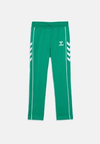 Pantaloni sport verzi cu dungi albe pe lateral și modele în formă de săgeată, talie elastică cu șnur și logo hummel pe coapsa dreaptă.