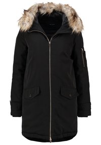 Černá parka s kapucí lemovanou umělým kožešinovým lemem, kovovým zipem, dvěma předními kapsami a boční kapsou na zip, vyrobená z hladké, voděodolné látky.