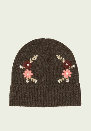 Gorro de punto marrón oscuro con borde doblado y diseño floral bordado con flores rosas y rojo oscuro y hojas beige y blancas.