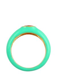 Türkizgyanta gyűrű sima felülettel és lekerek�ített élekkel, aranyszínű belső résszel és egy kis piros akcentussal a tetején.