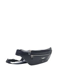 Marsupio blu navy realizzato in pelle liscia, con una tasca frontale con zip, cinturino regolabile e accessori in argento. Presenta un dettaglio del logo.