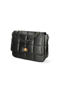 Borsa a tracolla in pelle nera trapuntata con catena, caratterizzata da una chiusura dorata e superficie liscia. Il design è strutturato e rettangolare.