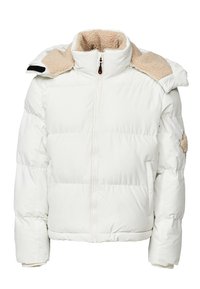 Witte pufferjack met ritssluiting aan de voorkant, een fluffy beige kraag en gestikte secties. Heeft een textuurpatch op de mouw.