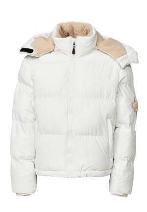 Doudoune blanche avec fermeture éclair à l'avant, col beige duveteux et sections cousues. Présente un écusson texturé sur la manche.