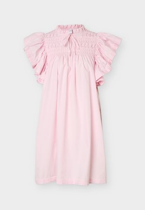 Φόρεμα ροζ ανοιχτού τόνου μέχρι το γόνατο με σφηκοφωλιά στο μπούστο, κοντά μανίκια με βολάν και μικρή οπή στο ντεκολτέ με φιόγκο.