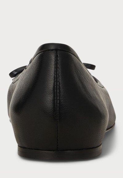 Μαύρα δερμάτινα μπαλέτα με στρογγυλεμένη μύτη, υφασμάτινη υφή και επίπεδη σόλα. Διαθέτουν μια μικρή φιόγκο διακόσμηση κοντά στο επάνω μέρος.