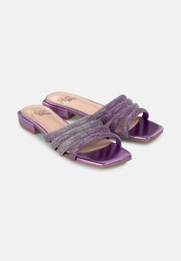 Paarse blokhak-sandalen met meerdere gevlochten riemen van sprankelend materiaal. Vierkante neuzen en glanzende afwerking geven een moderne uitstraling.
