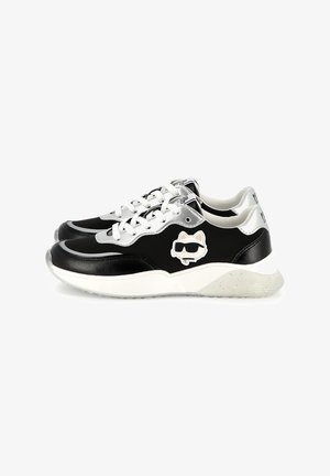 Zwarte en zilveren sneakers met een bovenwerk van gestructureerd leer, witte tussenzool en een cartoonkatlogo aan de zijkant. Veters in een contrasterende kleur.
