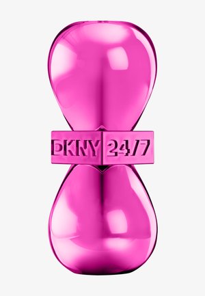 Flacon de parfum rose brillant en forme de sablier avec l'inscription "DKNY 24/7" gravée sur la bande centrale sur fond blanc.