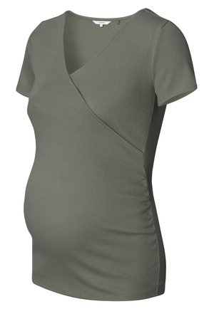 Maglietta premaman verde oliva con texture a coste, maniche corte e design avvolgente, dotata di arricciature laterali per comfort e vestibilità.