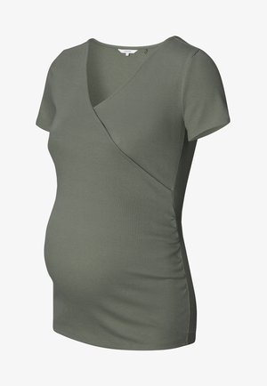 Haut de maternité vert olive avec une texture côtelée, des manches courtes et un design croisé, présentant des fronces sur les côtés pour le confort et l'ajustement.