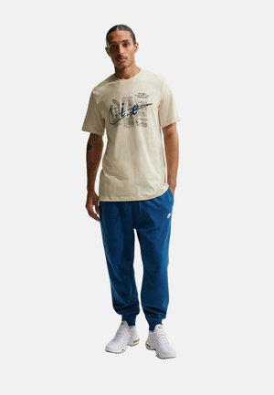 Nike Sportswear, CAMISETA DE MANGA CORTA SPORTSWEAR - T-shirt con stampa - lt khaki