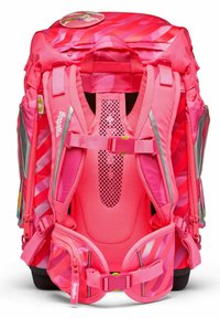 Sac à dos rose avec des motifs géométriques, doté d'un dos rembourré, d'accents en maille, de plusieurs compartiments et de bandes réfléchissantes pour une meilleure visibilité.