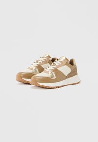 Beige sneakers met een combinatie van glad leer en suède, gouden accenten, witte veters en een gestructureerde afwerking op de hiel.