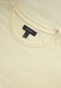 Helles gelbes Crewneck-T-Shirt mit schwarzem Etikett, das die Marke "Matinique" und die Größe "L" im Kragen zeigt.