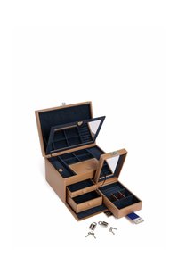 Caja de joyería de cuero marrón con un interior de terciopelo azul oscuro, múltiples compartimentos, un espejo y herrajes plateados. Cuenta con dos cajones y llaves.