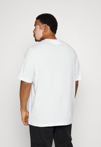 Tommy Hilfiger TEE - T-shirt básica - white
