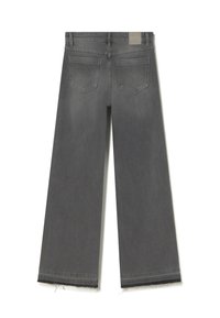 Jeans de denim gris de pierna ancha con dobladillo sin terminar, que presentan dos bolsillos traseros y un parche de marca en la cintura. Textura suave y diseño sencillo.
