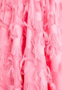 Ροζ ύφασμα με φθαρμένη υφή, που διαθέτει στρώσεις από νήματα που δημιουργούν μια αφράτη εμφάνιση. Μαλακό, ελαφρύ και ρέον υλικό.