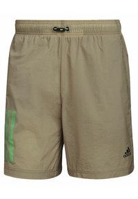 Beige shorts i lättviktigt material med en texturerad yta, grön tre-rands design på vänster sida och en elastisk midja med snörning.