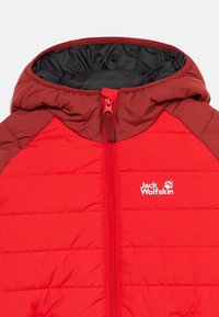 Червено и тъмночервено подплатено яке с качулка, преден цип и лого Jack Wolfskin на лявата гръдна част.