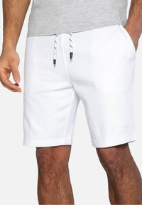 Pantalones cortos de sudadera blancos de algodón con cintura elástica y cordones en blanco y negro, que cuentan con bolsillos laterales y un detalle de logo sutil.