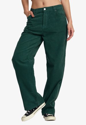 Pantaloni di velluto a coste verdi con design a gamba dritta, dotati di chiusura frontale a bottone e tasche laterali. Tessuto strutturato e vestibilità rilassata.