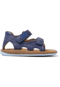 Sandalo in pelle blu con due cinturini regolabili in velcro, lati aperti e un plantare testurizzato marrone. Suola in gomma blu per maggiore flessibilità.
