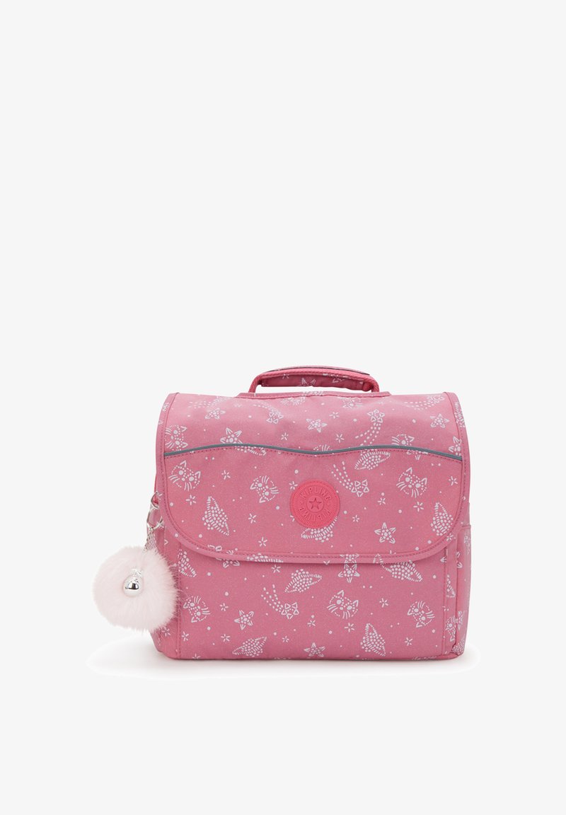 Vaellusreppu vaaleanpunaisesta kankaasta, jossa on läppä suljenta ja valkoisia kukka- ja eläinkuvioita. Mukana on pörröinen vaaleanpunainen pom-pom -koriste.