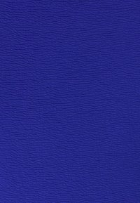 Tekstūruota audinys gilios mėlynos spalvos su bangelių ir briaunų raštu. Lygi paviršiaus struktūra su šiek tiek blizgiu apdaila, sukurianti dinamišką vizualinį efektą.