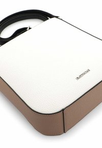 Bolso cuadrado con una parte superior texturizada blanca y base marrón, con detalles en negro. Detalle del logo plateado presente en la parte delantera.
