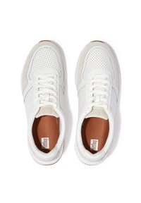 Witte sneakers met een geperforeerde leren bovenkant, platte veters en bruine binnenzolen. Ronde neus en rubberen zool, voorzien van subtiele contrasterende stiksels.