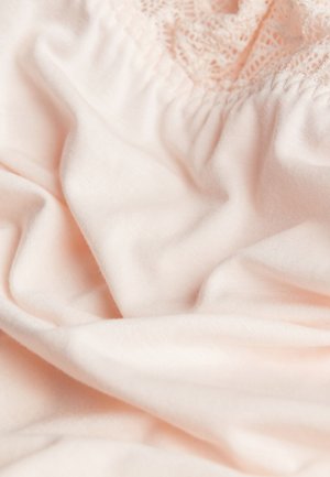 Lichtroze stof, zachte textuur met een lichte glans, met delicate kantafwerking langs de bovenrand en zachte plooien door het hele ontwerp.