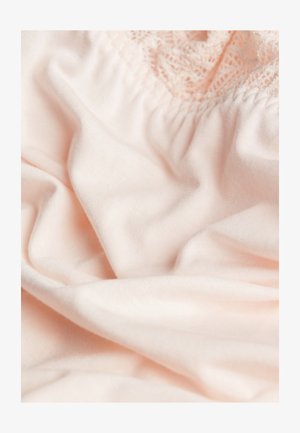 Lichtroze stof, zachte textuur met een lichte glans, met delicate kantafwerking langs de bovenrand en zachte plooien door het hele ontwerp.