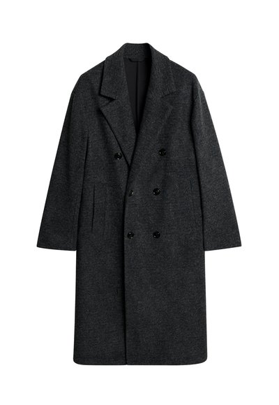 Cappotto doppiopetto in misto lana grigio scuro, con colletto a revers, tre bottoni neri e tasche laterali con taglio dritto.
