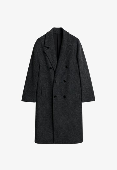 Dubbelknäppt kappa i mörkgrå ullblandning, med slagkrage, tre svarta knappar och sidofickor med rak skärning.