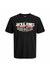 Schwarzes Baumwoll-T-Shirt mit Rundhalsausschnitt, das weißen und roten Drucktext enthält, einschließlich des Markennamens "Jack & Jones" und thematischen Etiketten.